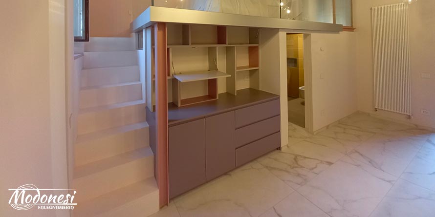 Mobile soggiorno moderno Milano realizzato per una nicchia: mobile con cassetti viola 