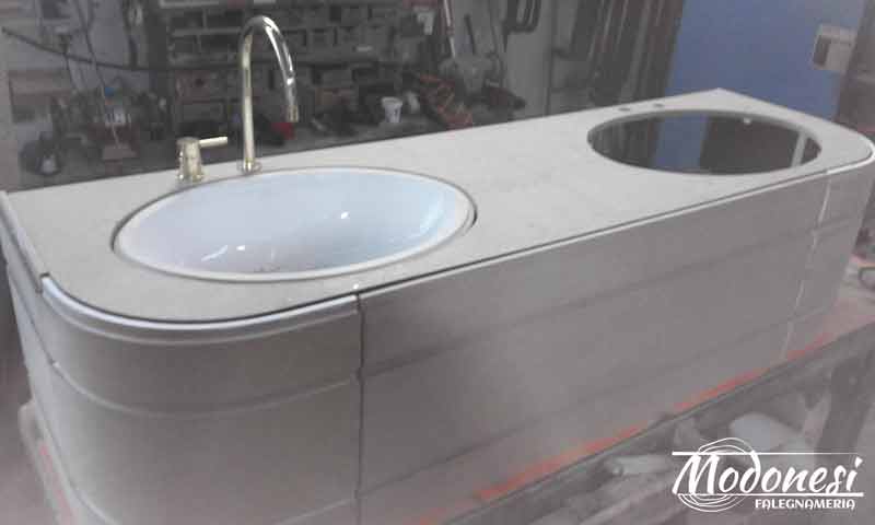 Mobile bagno su misura con fianchi curvi a pero milano Composizione bagno doppio lavandino