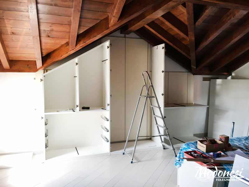 Armadio su misura per mansarda grande, Falegnameria Modonesi