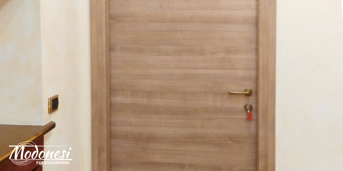Porta su misura in legno per interni di un Hotel a Milano