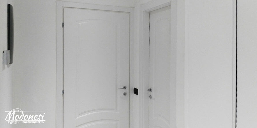 Porte laccate bianche per un appartamento a Milano Cavenago