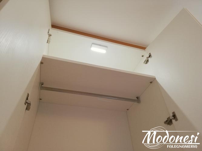 Armadi angolari componibili Milano: led dentro all'armadio Armadi angolari componibili Milano: led dentro all'armadio