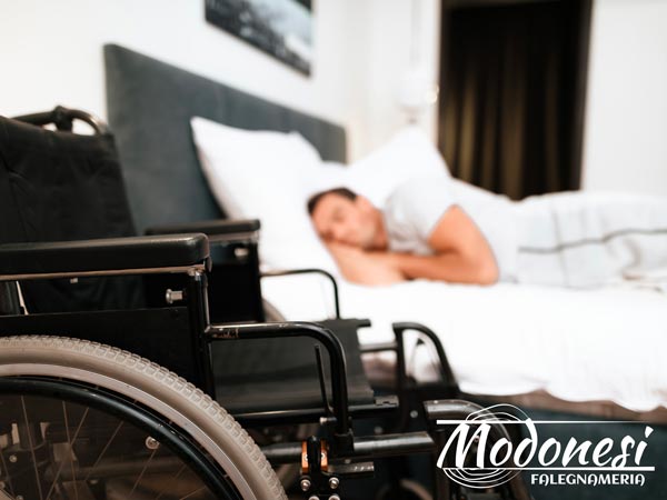 Arredamenti per disabili Milano: salotto con sedia per disabili