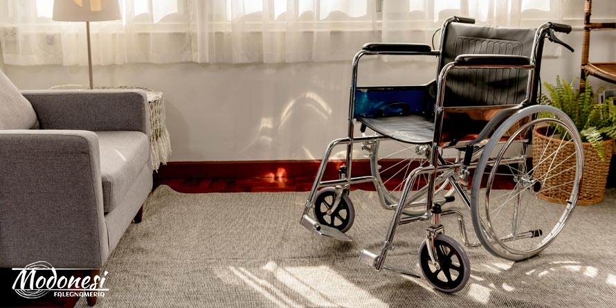Arredamenti per Disabili Milano camere e Salotti su Misura: Sedia a rotelle vuota in un salotto 
