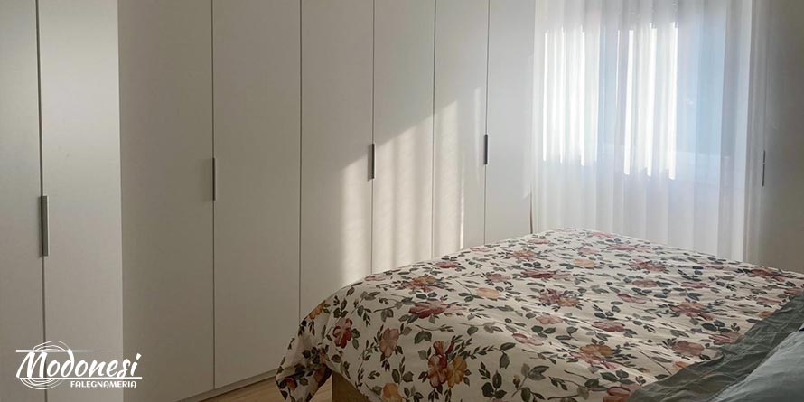 Arredamento Camera da Letto Matrimoniale Milano: camera con armadio angolare bianco