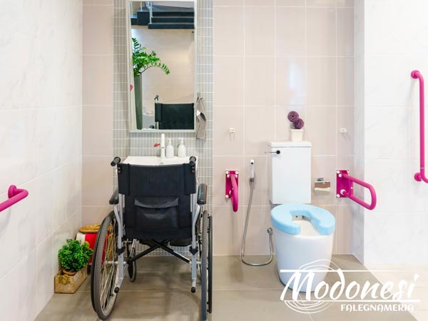 Arredamento per disabili Milano: l'interno di un bagno per disabili