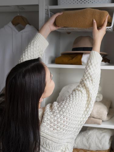 Cabine armadio Milano: donna ripone vestiti