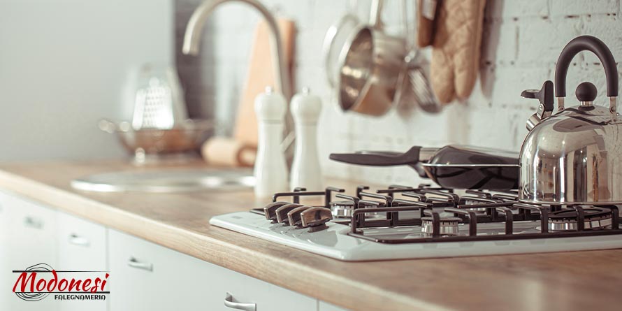 Come Arredare Cucine Piccole con Modonesi Falegnameria Milano: vista di cucina moderna