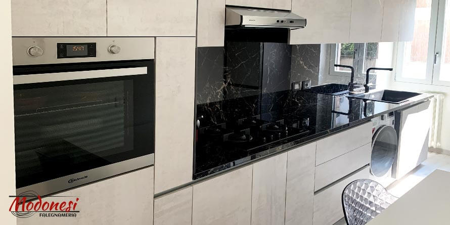 Cucina Lineare Moderna su Misura a Milano con Top Effetto Marmo Nero