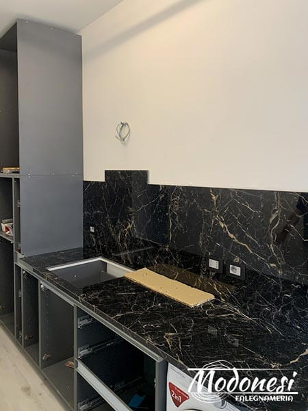 Cucina Lineare Moderna Su Misura Milano: montaggio top