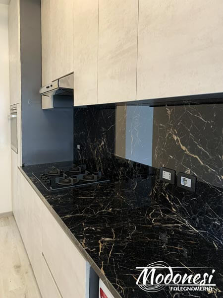 Cucina Lineare Moderna Su Misura Milano: montaggio top