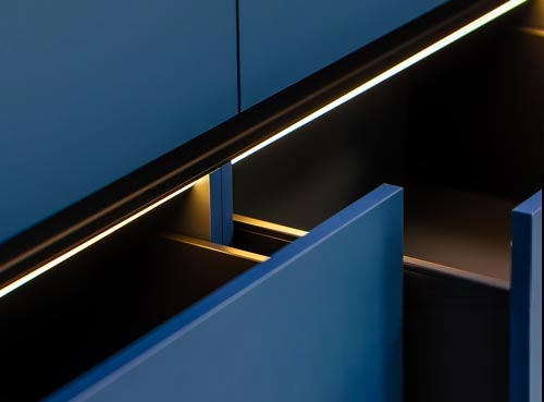cucine mansardate esempi faretti cassetti