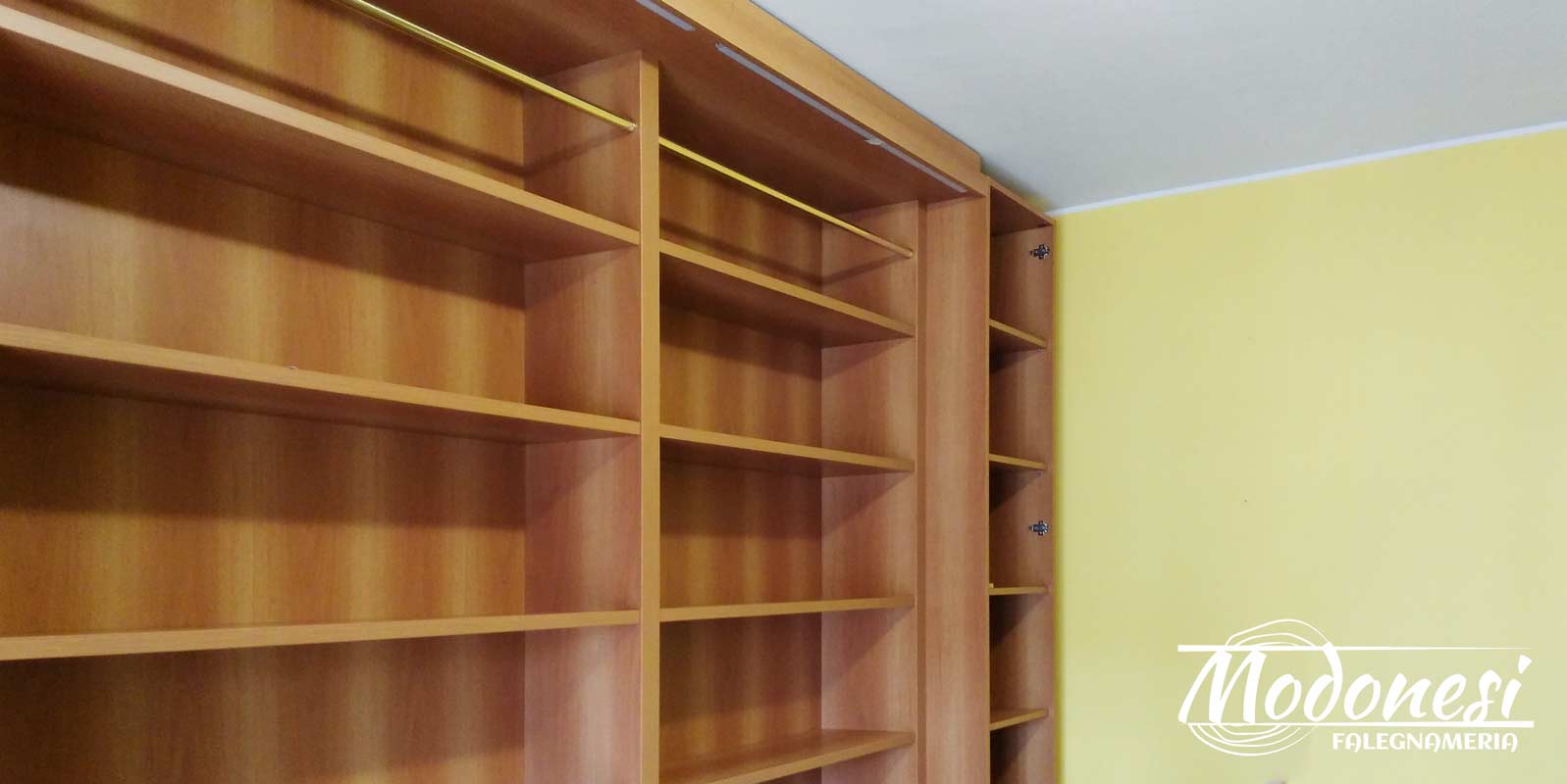 Una libreria boiserie su misura per un Avvocato di Milano