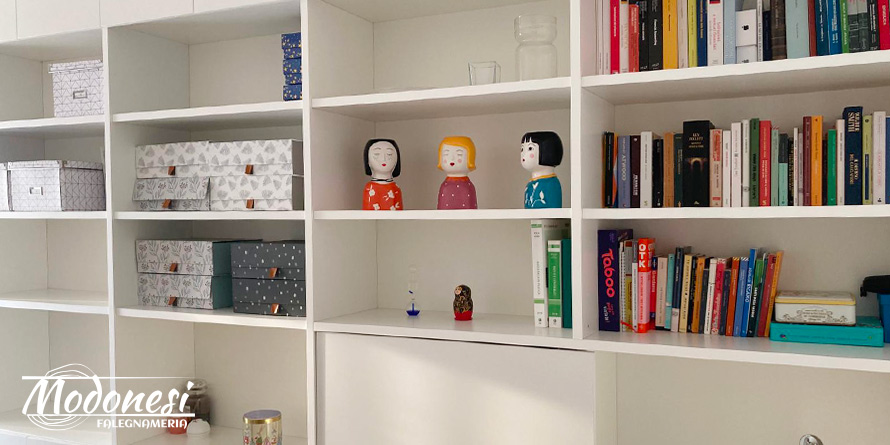 Libreria Mobile TV Milano: libreria bianca con libri e bambole