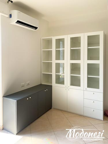 Mobile soggiorno con vetrine e porta tv: finito