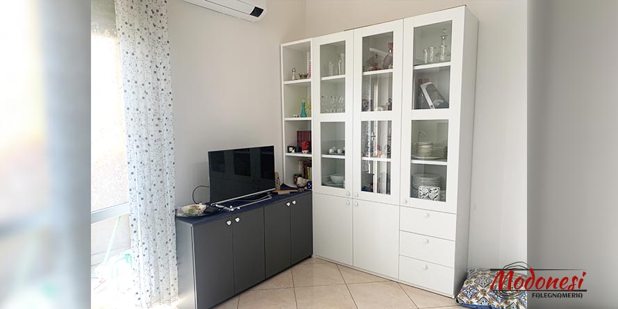 Mobile Soggiorno con Vetrine e Porta TV per una Casa di Milano