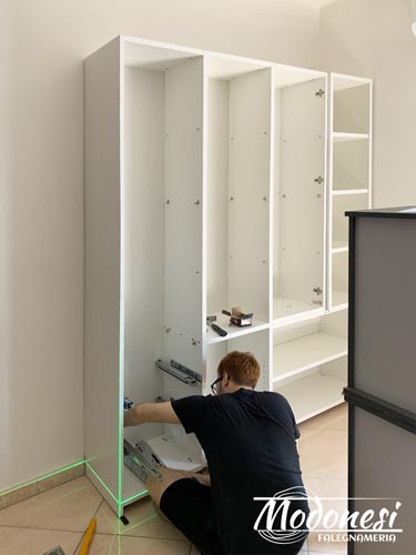 Mobile Soggiorno Con Vetrine E Porta Tv: in fase di montaggio
