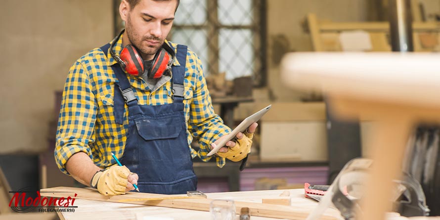 Progettazione Mobile Milano: falegname dento il laboratorio