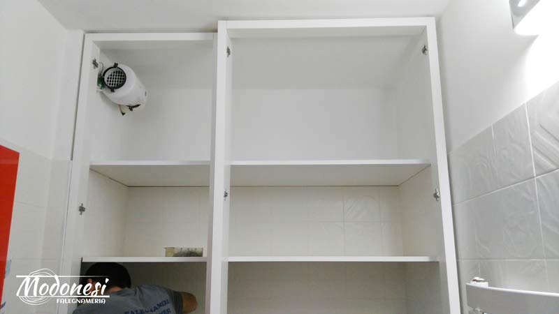 Armadio su misura con vano lavatrice per un bagno a Milano Armadio su misura con vano lavatrice per un bagno a Milano