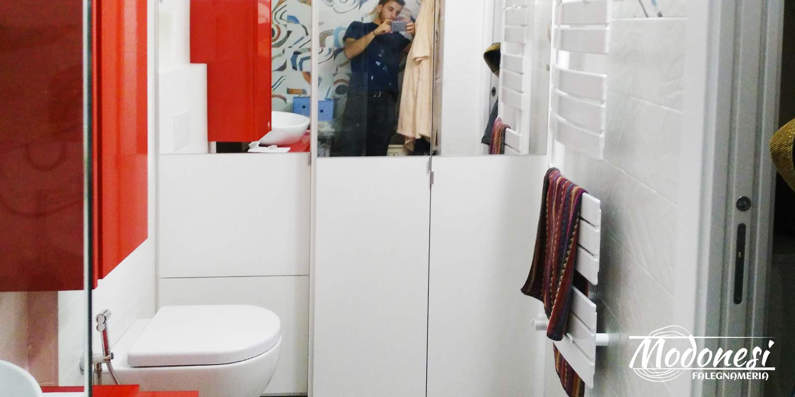 Armadio su misura con vano lavatrice per un bagno a Milano Armadio su misura con vano lavatrice per un bagno a Milano