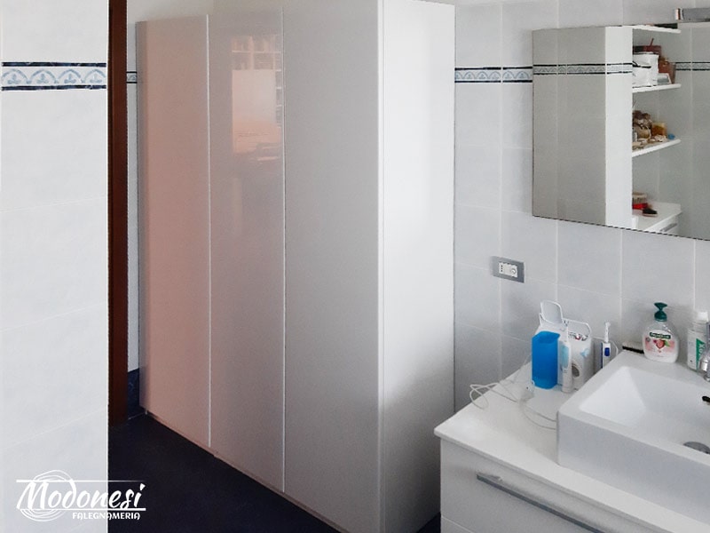 Mobile Bagno Laccato Bianco Su Misura Per Una Casa A Milano Finito 01