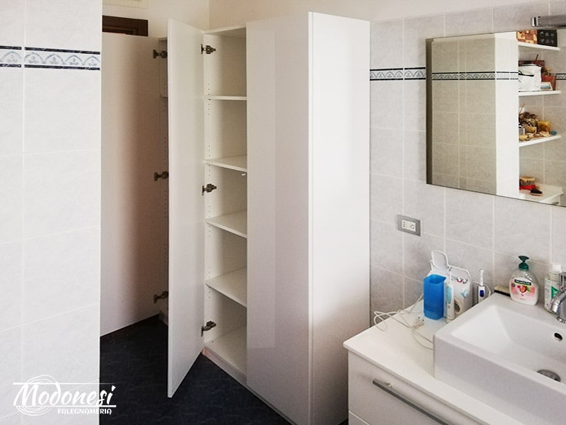 Mobile bagno laccato bianco su misura per una casa a Milano