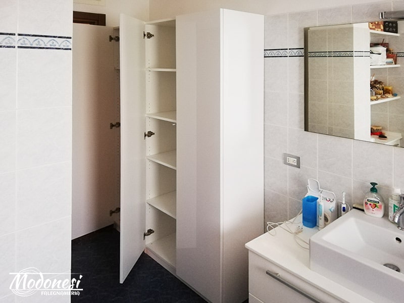 Mobile Bagno Laccato Bianco Su Misura Per Una Casa A Milano Finito 03
