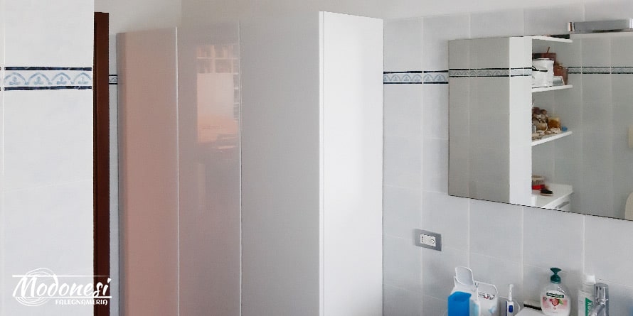 Mobile bagno laccato bianco su misura per una casa a Milano