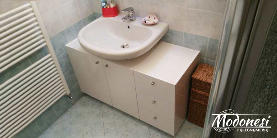 Mobile da bagno su misura in MDF bianco lucido