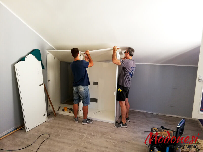 Armadi Per Mansarda Per Una Casa A Mazzo Di Rho Milano Posa 05