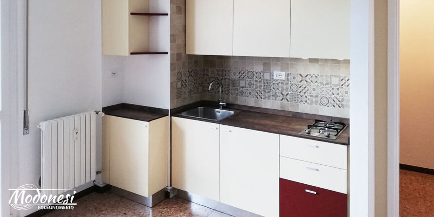 Cucina su misura in nicchia per un appartamento a Milano
