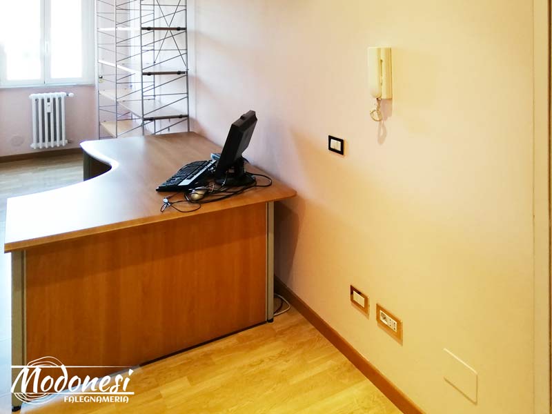 Boiserie Bassa In Legno Per Un Avvocato Di Milano Pero Montaggio 04