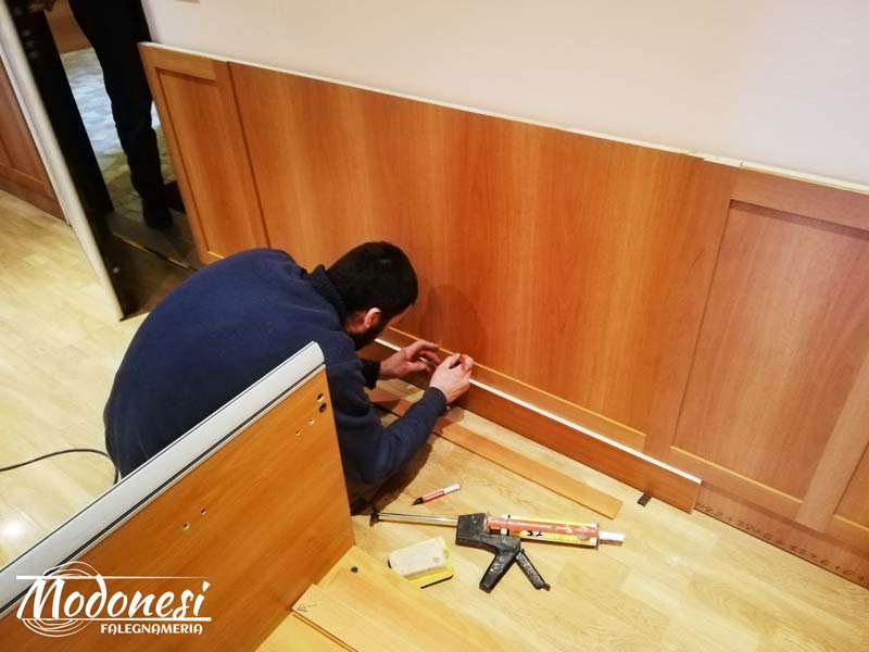 Boiserie Bassa In Legno Per Un Avvocato Di Milano Pero Montaggio 06