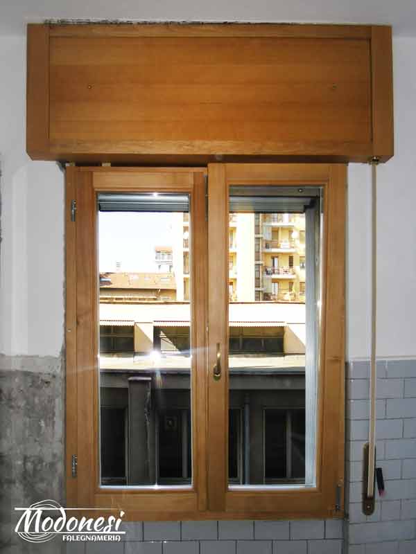 Serramenti su misura in legno per un appartamento di milano for Finestra basculante