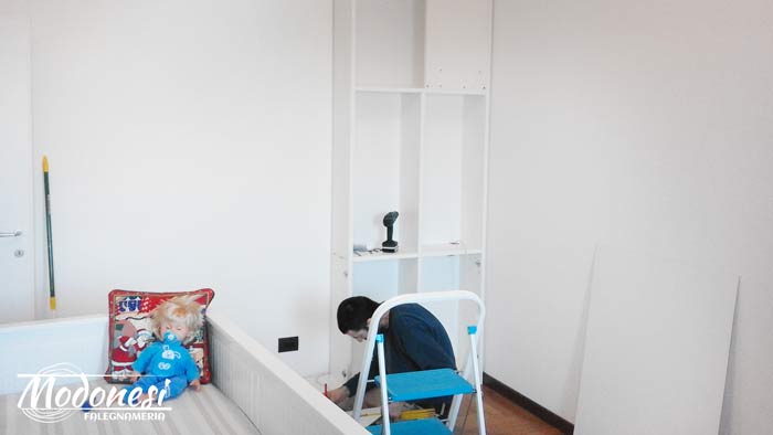 Realizzazione Libreria Ad Angolo Con Ponte In Cameretta Milano Pero 11
