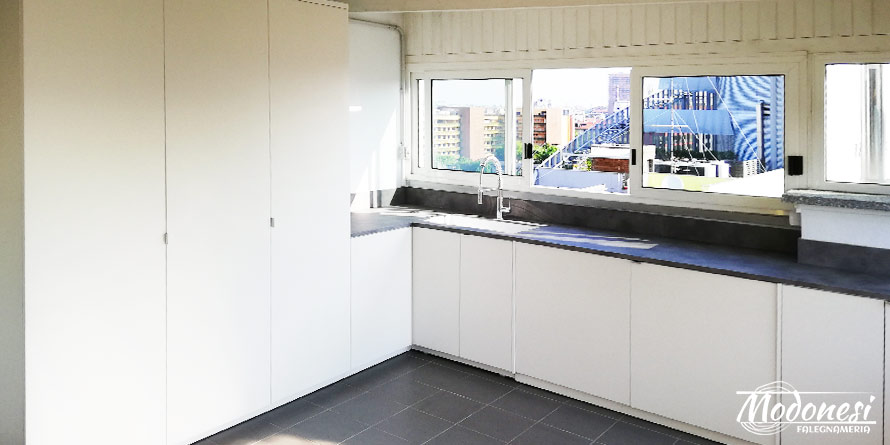 Mobili per lavanderia in veranda per appartamento a Milano