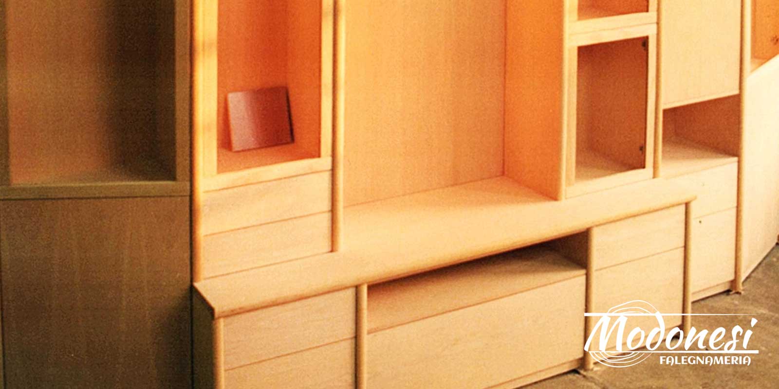 Mobile TV libreria su misura in legno con angoli diagonali